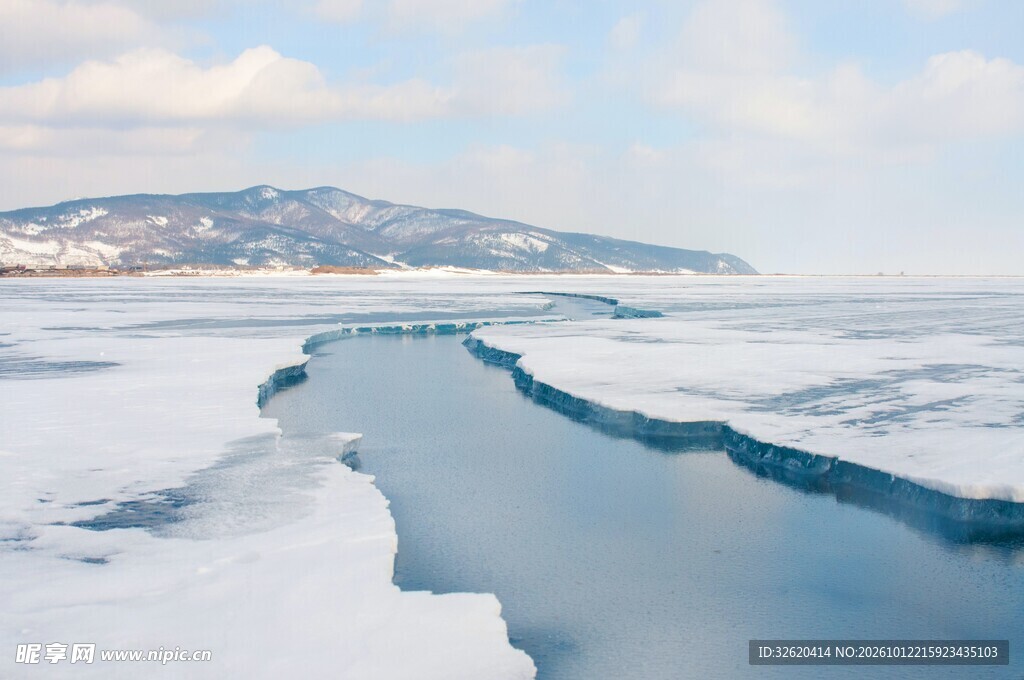 冬季冰湖雪原风光