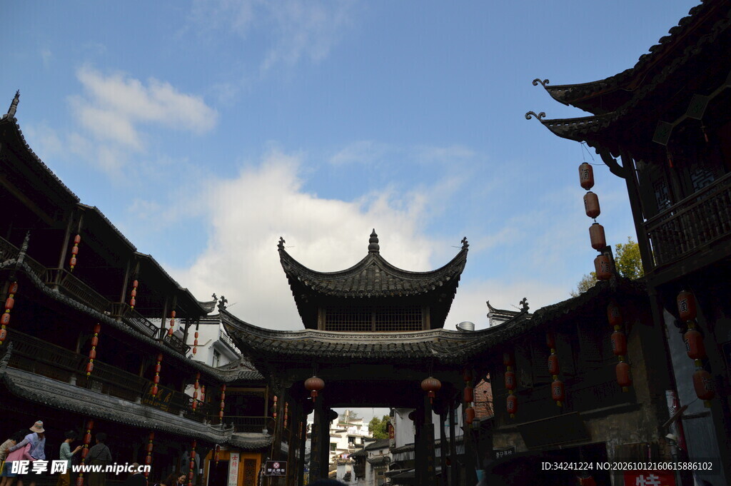 中式古建飞檐街景