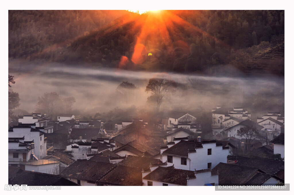 古村日出晨雾美景