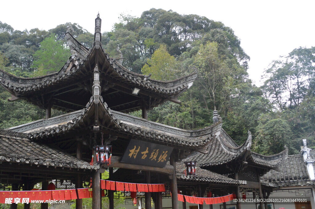 古寺飞檐中式古建