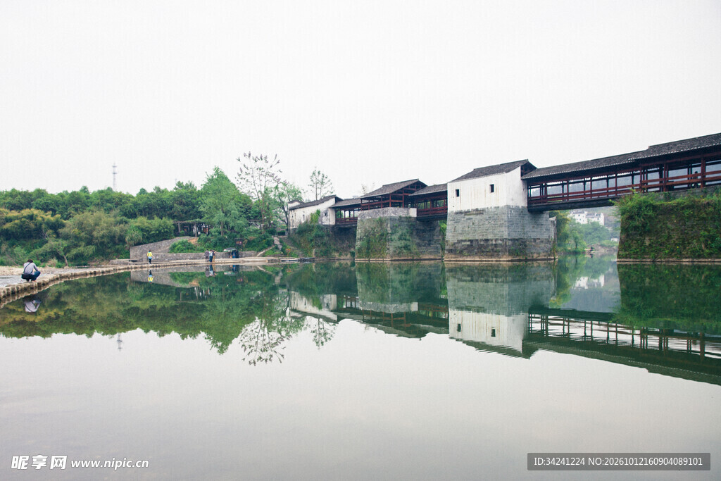 临水古建湖景倒影