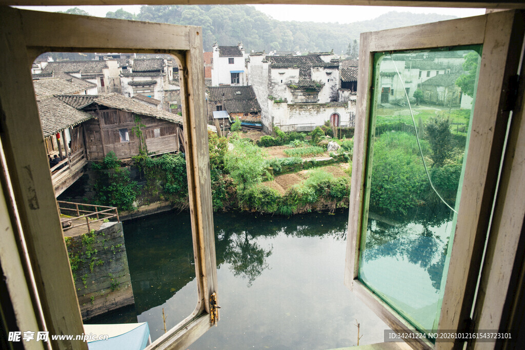 窗外水乡河景