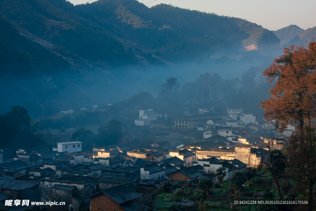 山间小镇暮色夜景