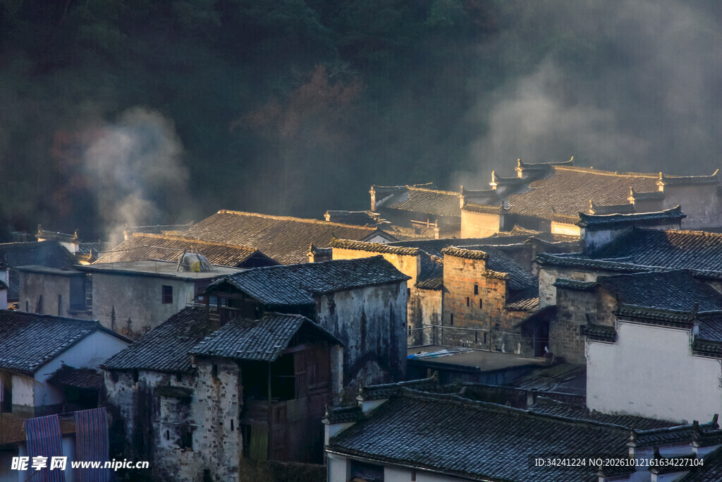 皖南古村暮色炊烟