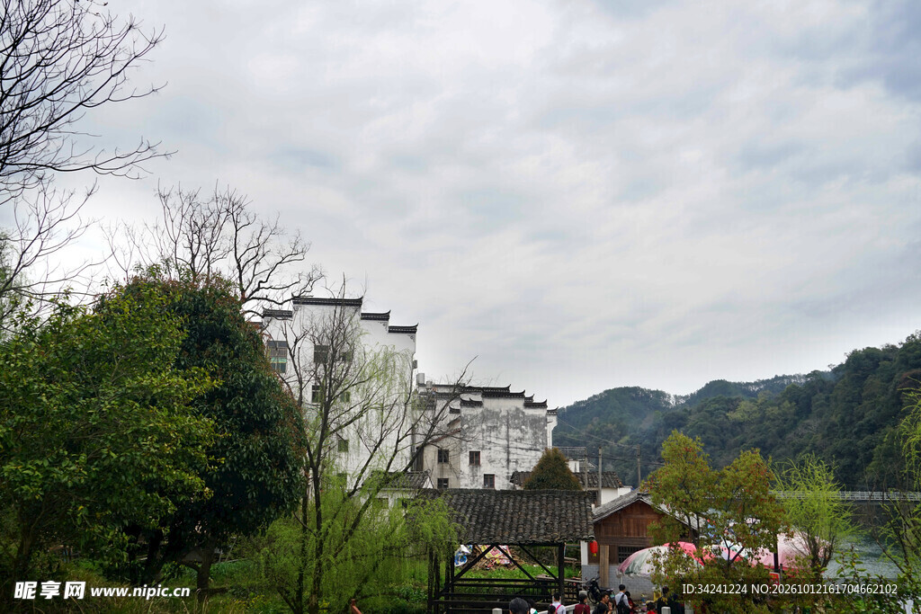 山间徽派村落风光