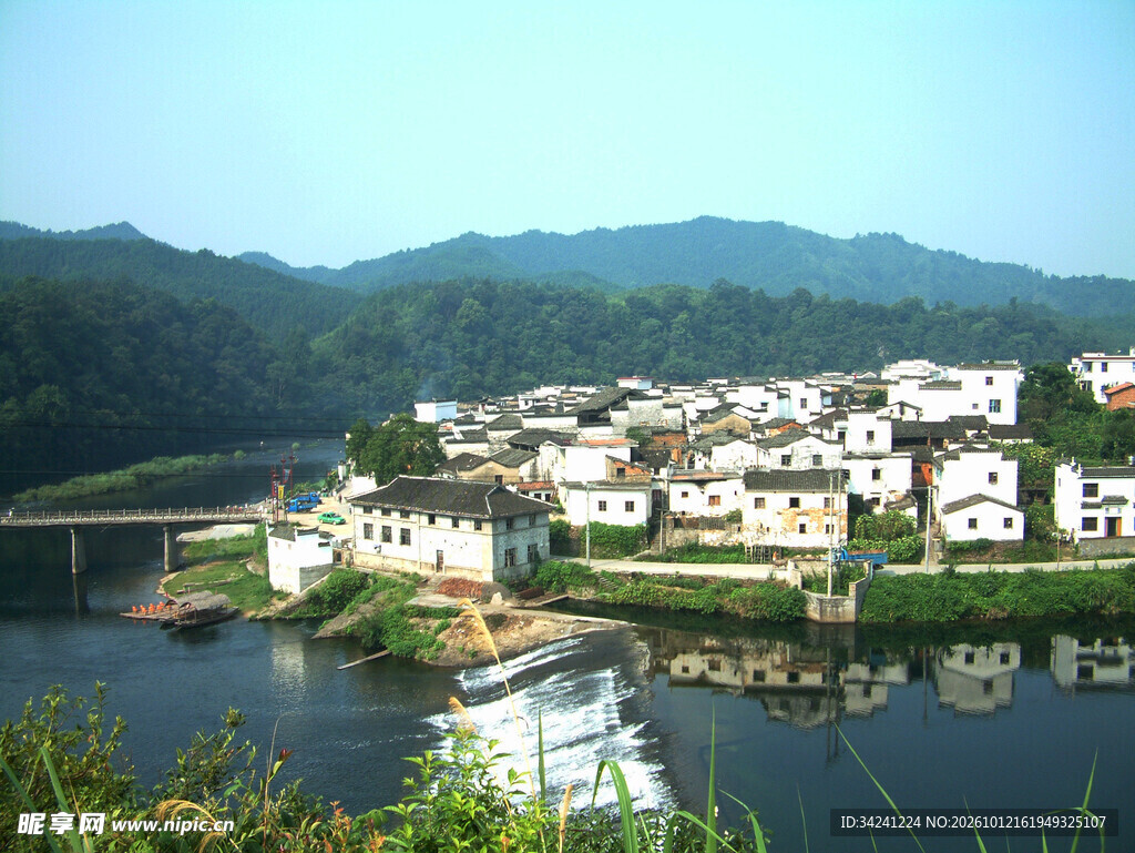 江畔村落山水风光