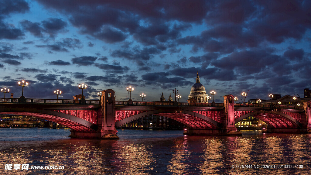 暮色河畔红桥夜景