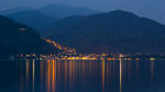 湖畔小镇夜景