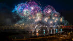 河畔夜空璀璨烟花盛景
