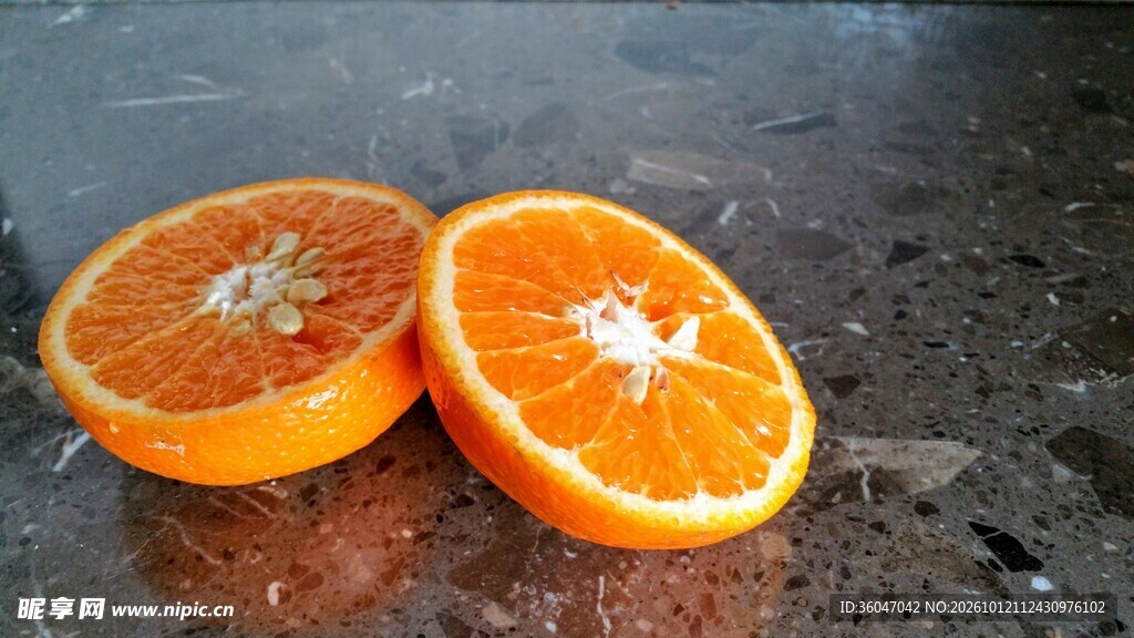 两片鲜橙切片