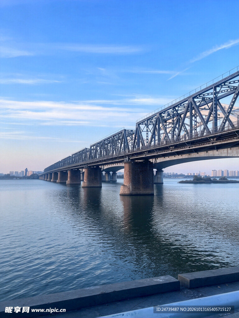 晴日跨江铁桥风光