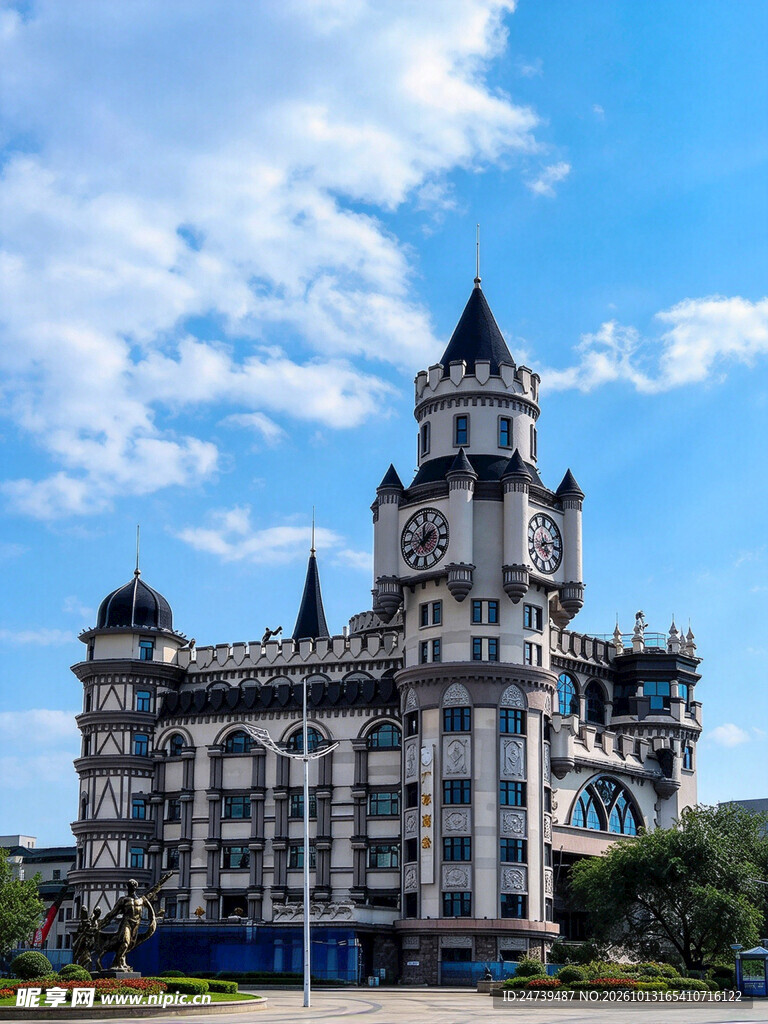 蓝天下的欧式钟楼建筑