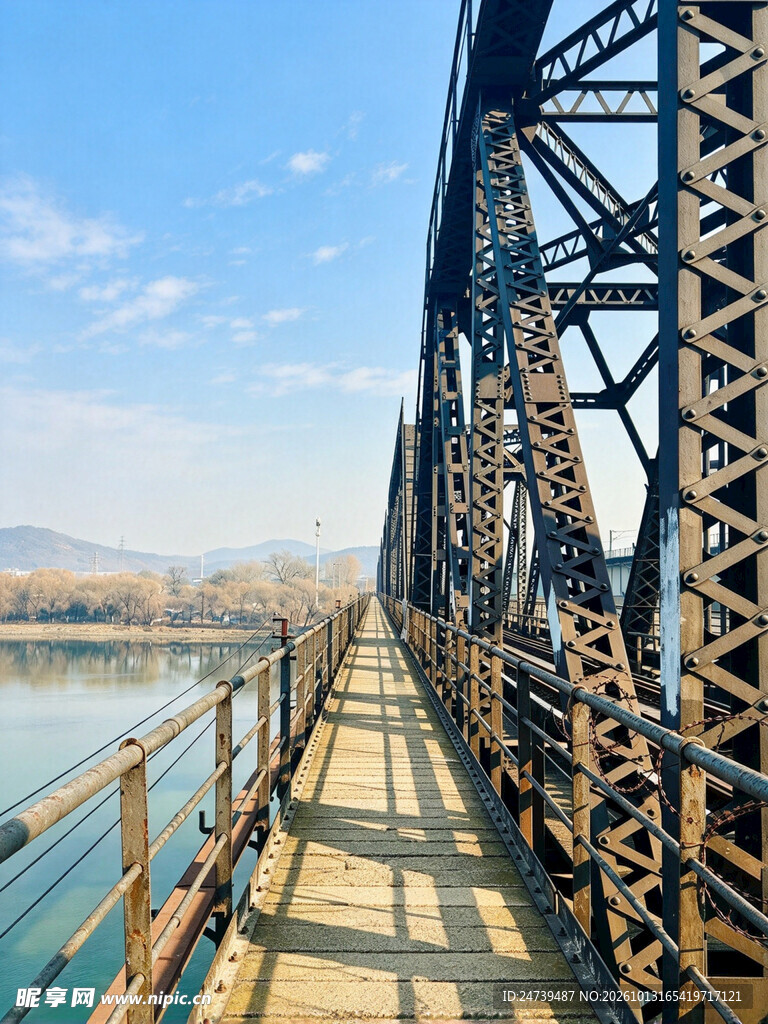 老旧铁路钢架桥