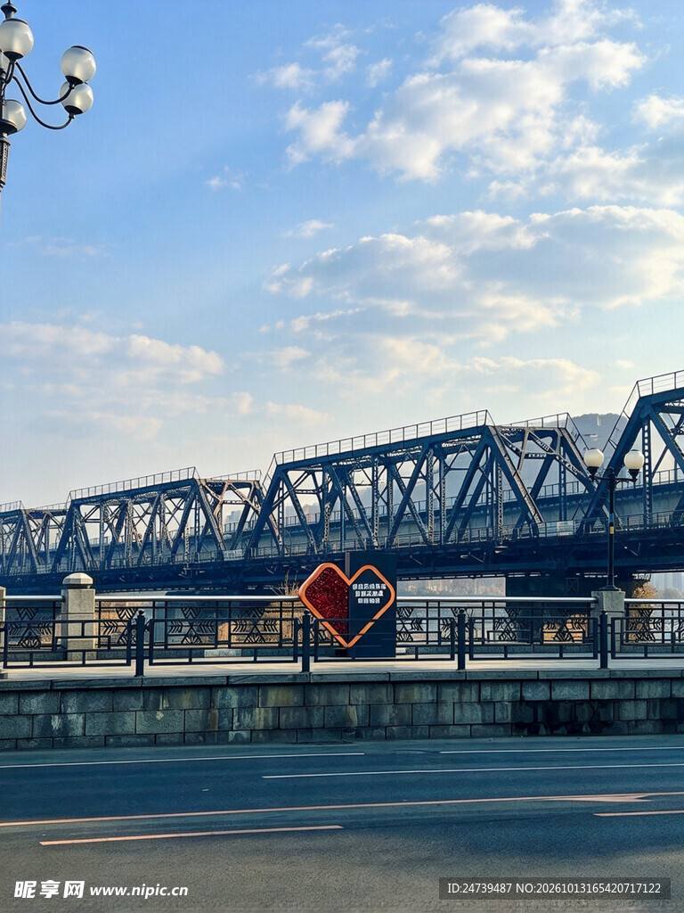 晴空下的跨江铁桥