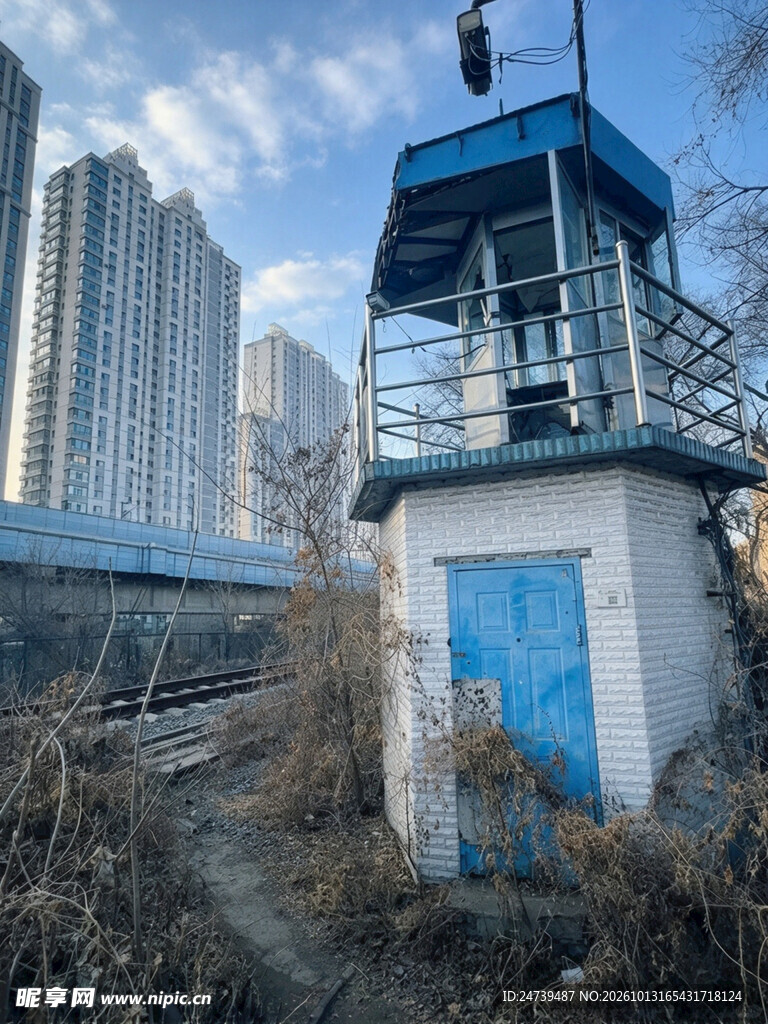 城市岸边蓝顶岗亭