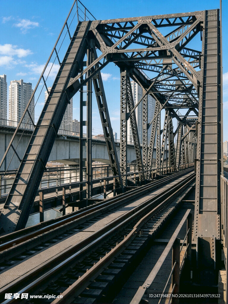 城市铁路钢桥风光