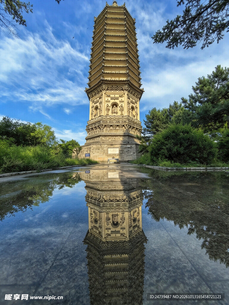 水畔古塔倒影风光