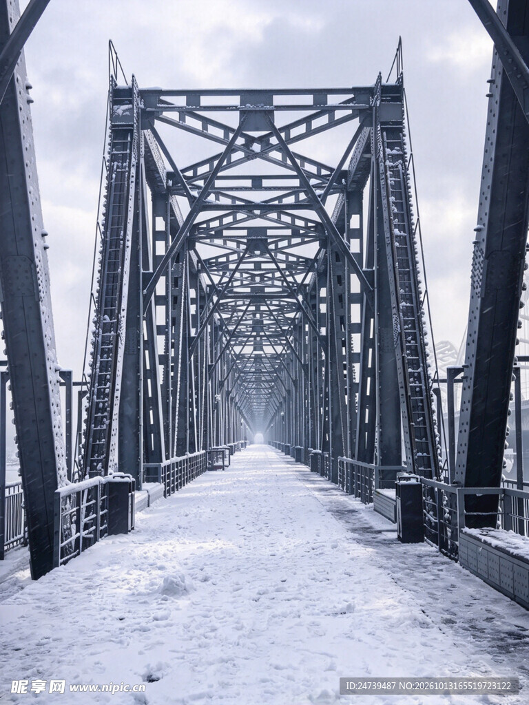 雪后钢架铁桥
