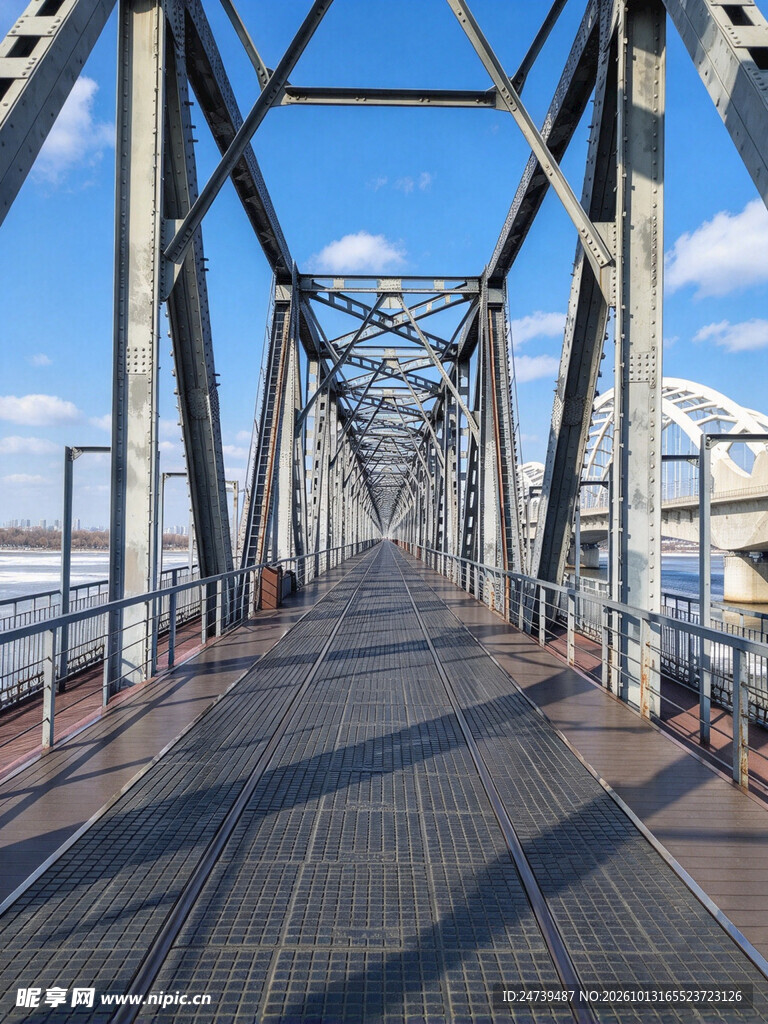 蓝天下的钢架铁桥步道