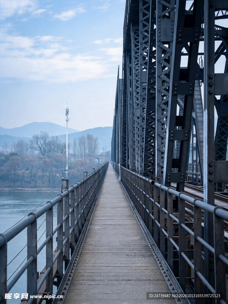 江畔铁桥步道风景