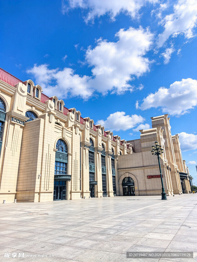 晴空下欧式古典建筑