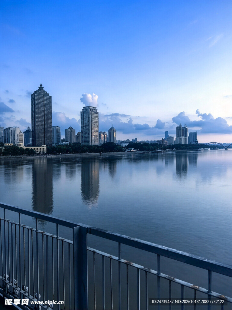 水岸城市天际线风光
