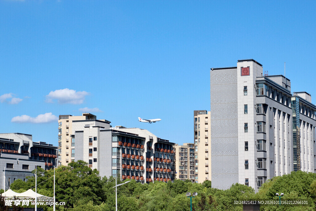 蓝天下的城市住宅建筑群