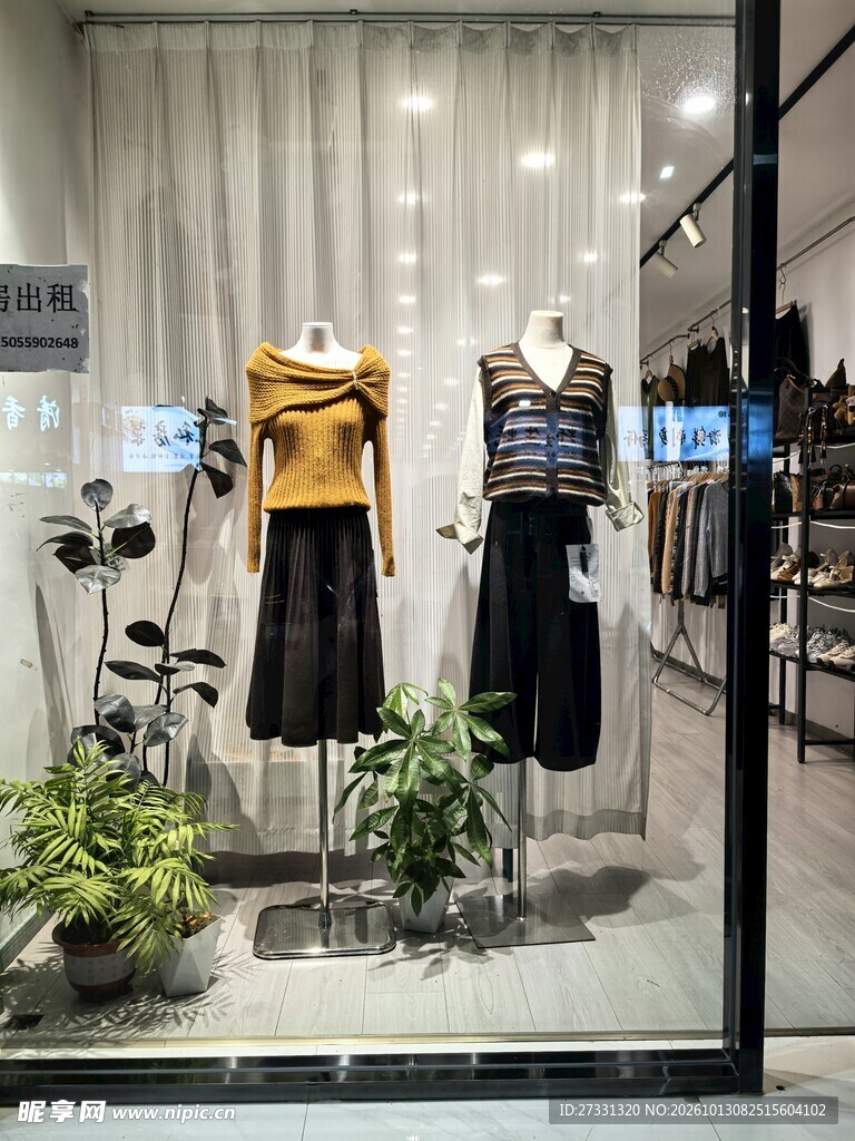 女装店橱窗展示