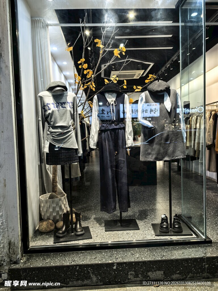 服装店橱窗展示