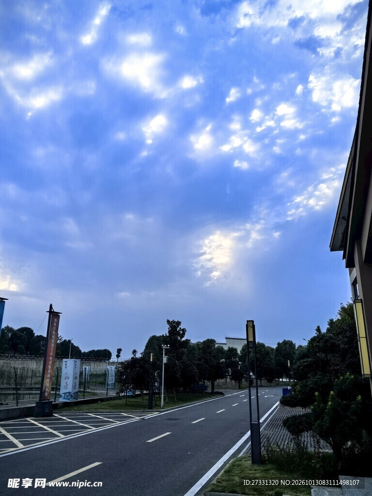 蓝天下的城市道路