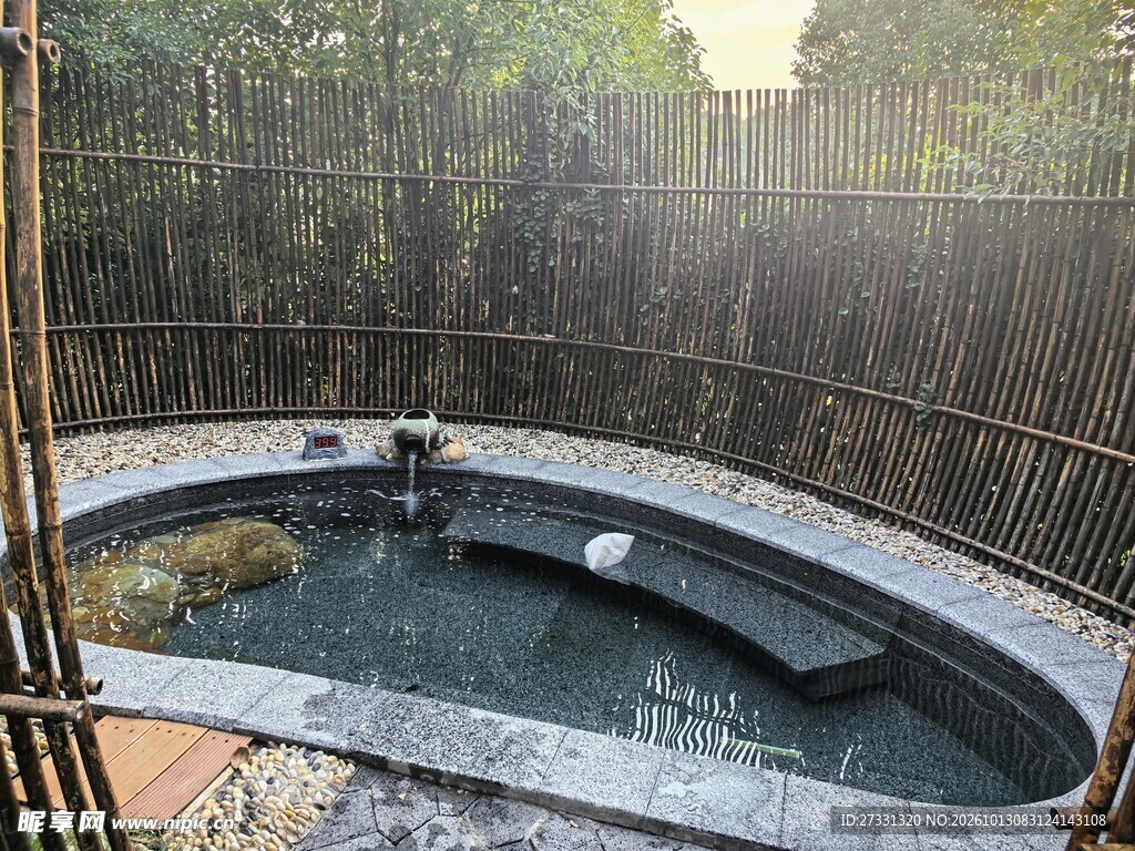 户外庭院温泉泡池