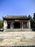 蓝天下的中式古建大殿
