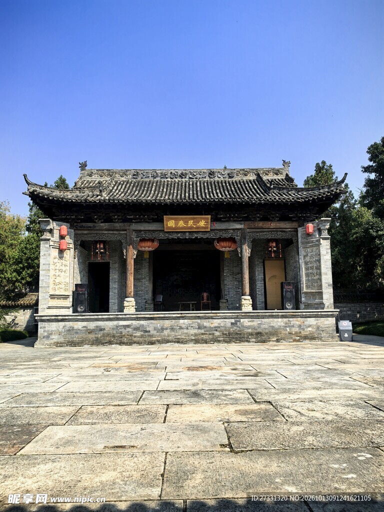 蓝天下的中式古建大殿