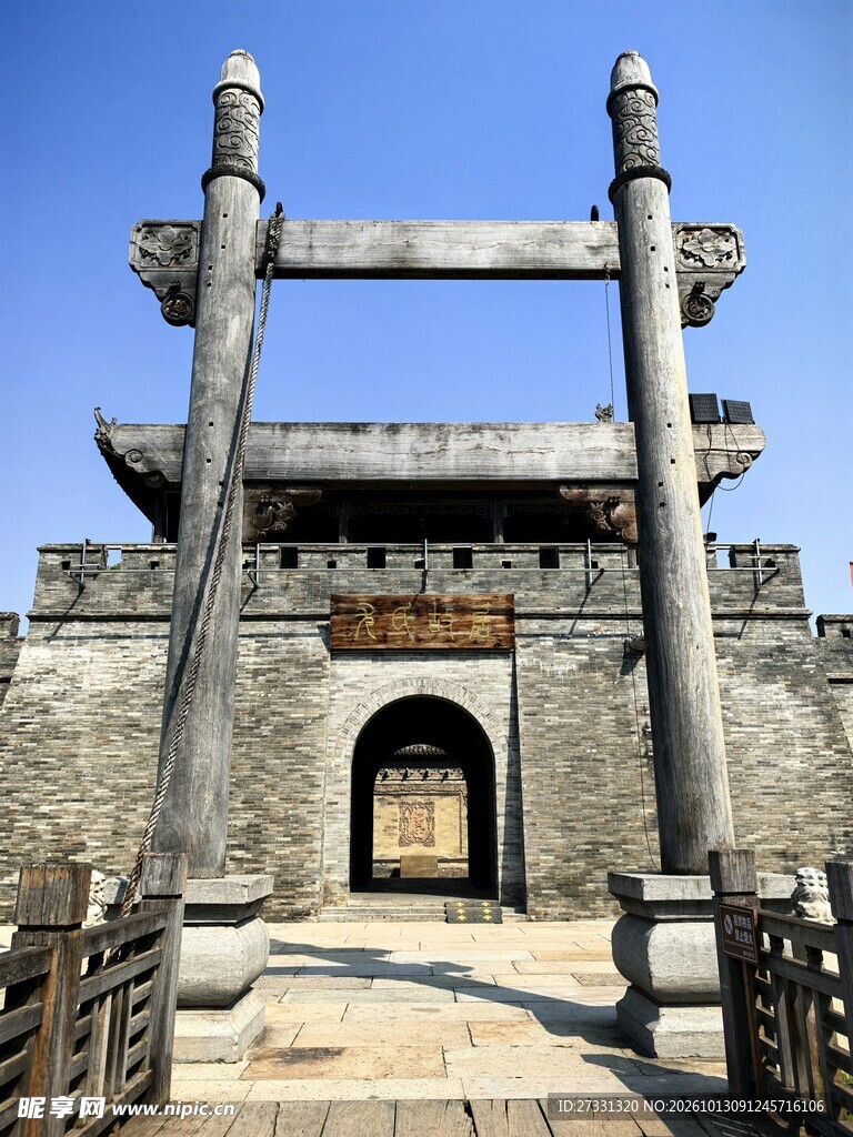 古城门楼前石牌坊景观