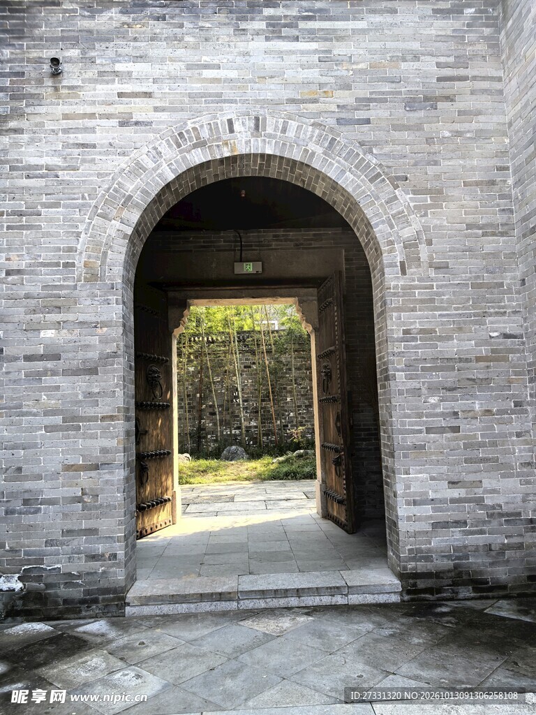 古建青砖拱门入口
