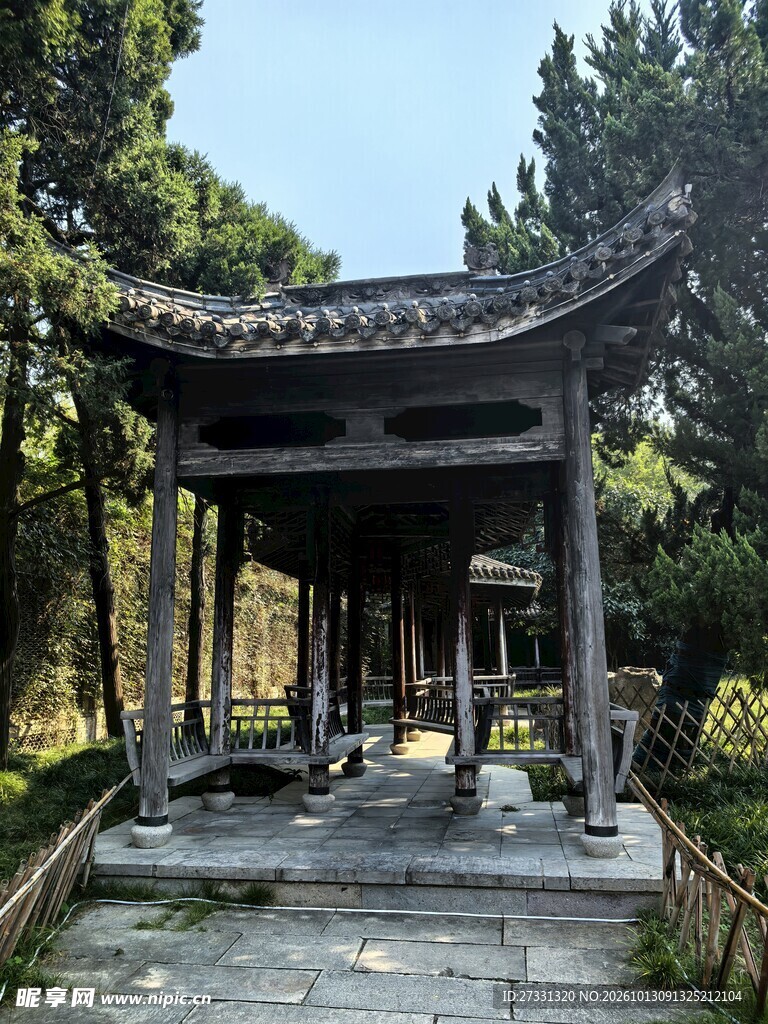 林间中式古亭