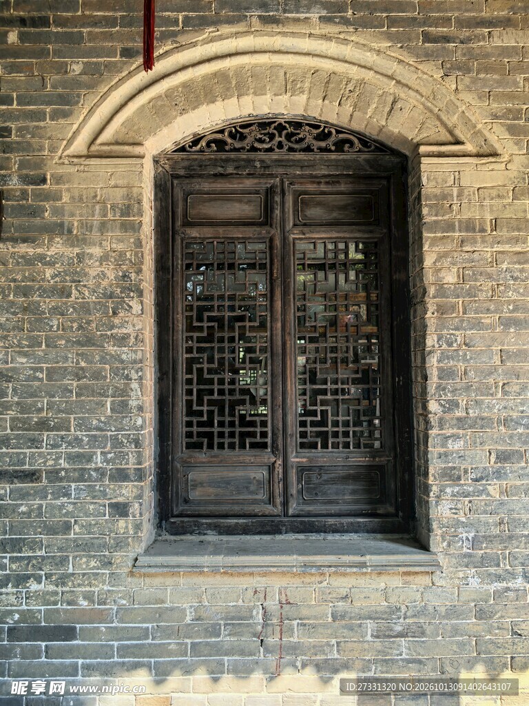 中式古建拱形木窗