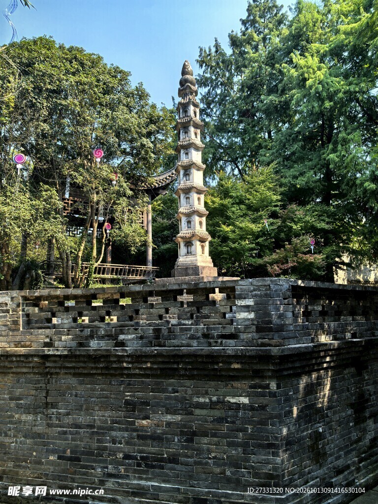 水畔古塔园林风光