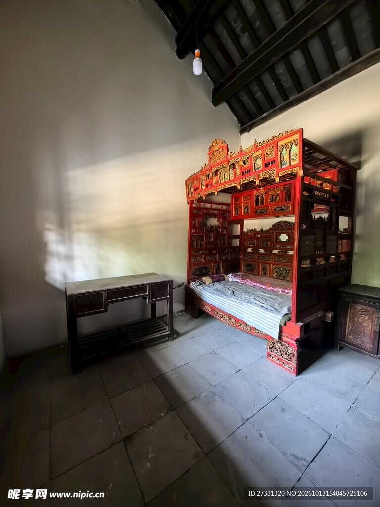 古宅传统雕花卧室