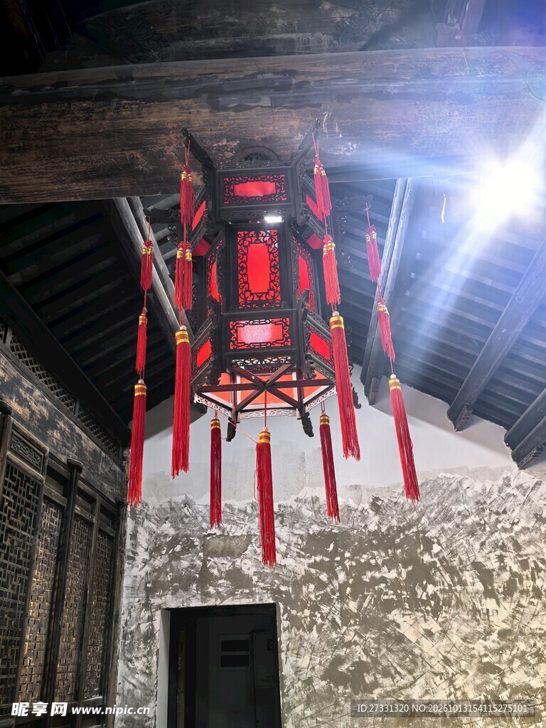 古宅檐下红灯笼