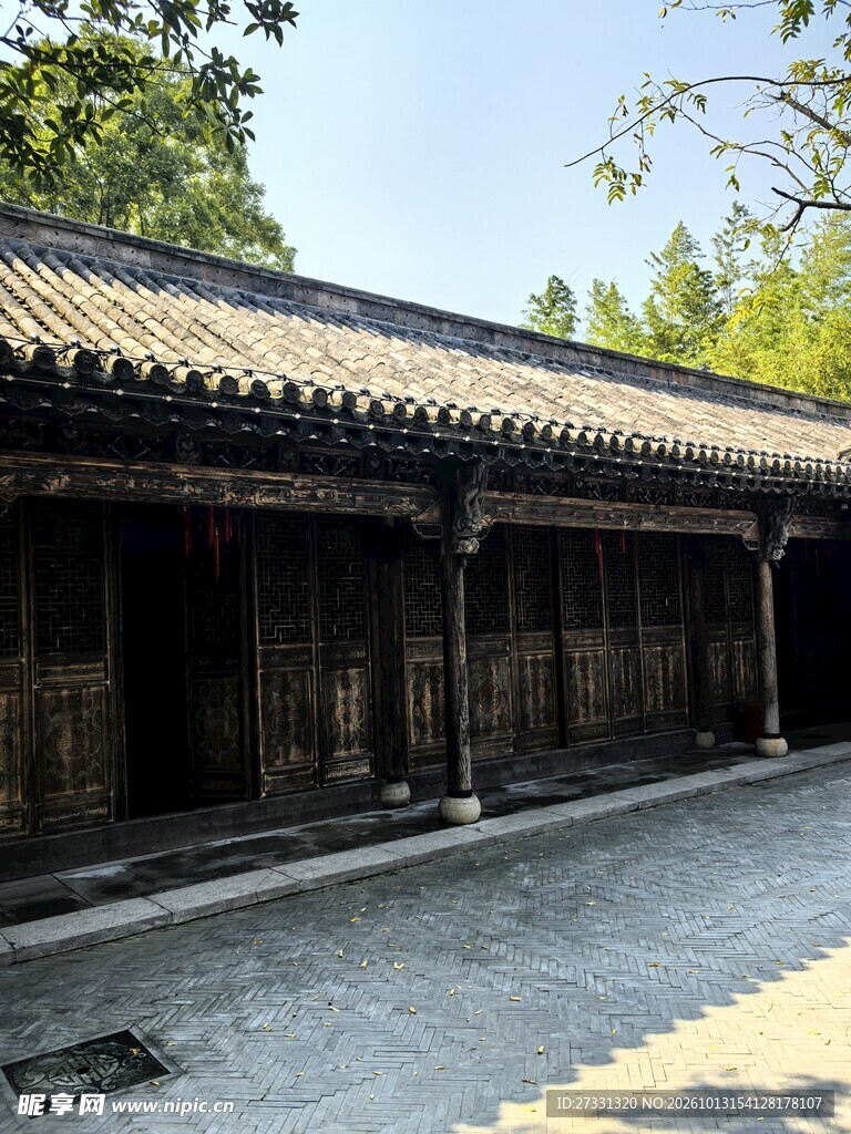 中式古建长廊街景