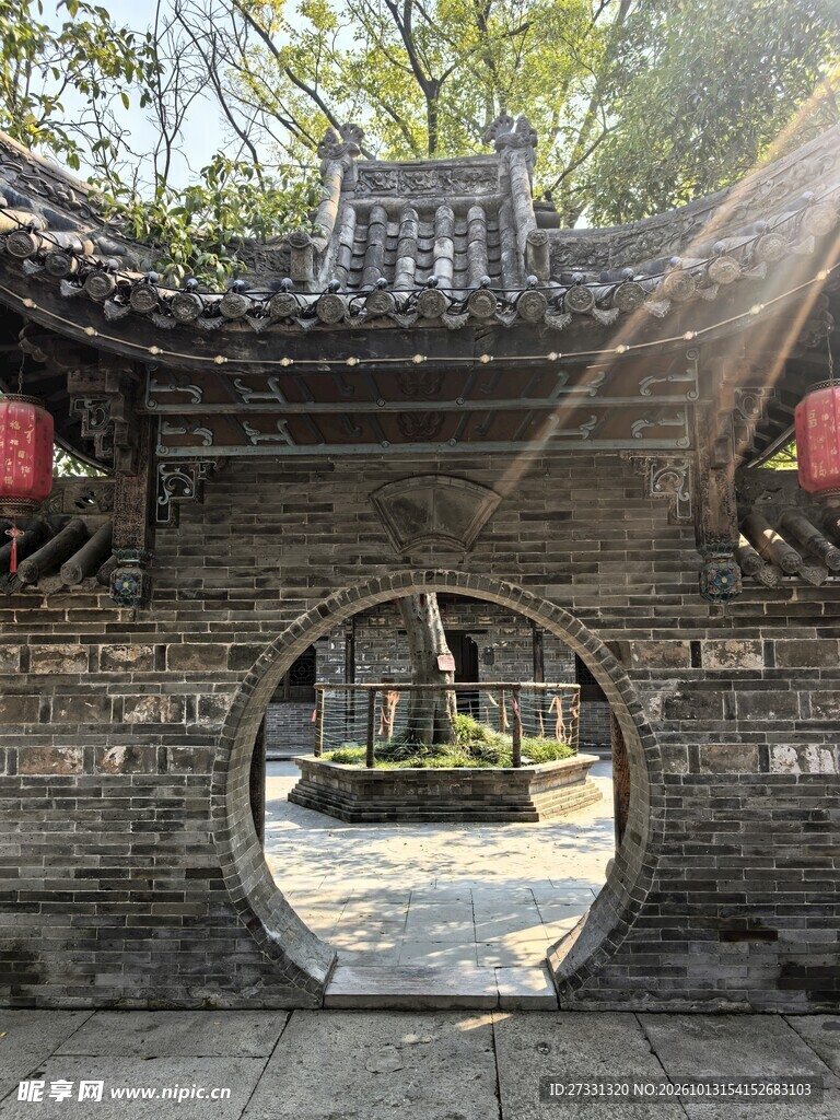 中式古典园林月洞门