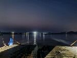 夜晚湖畔码头