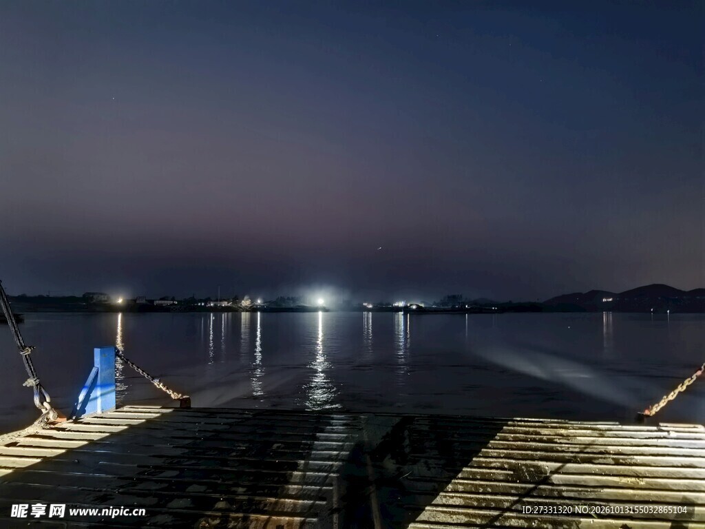 夜晚湖畔码头