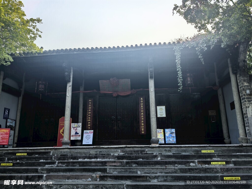 中式古建殿堂正门