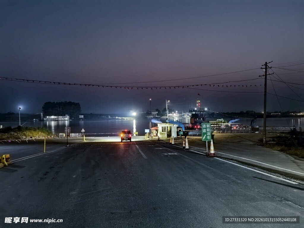 傍晚郊外公路夜景
