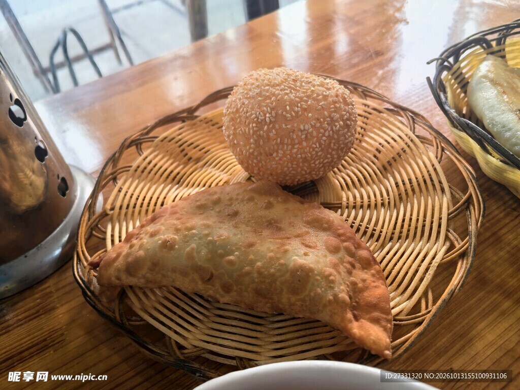 竹编筛网盛放特色面食