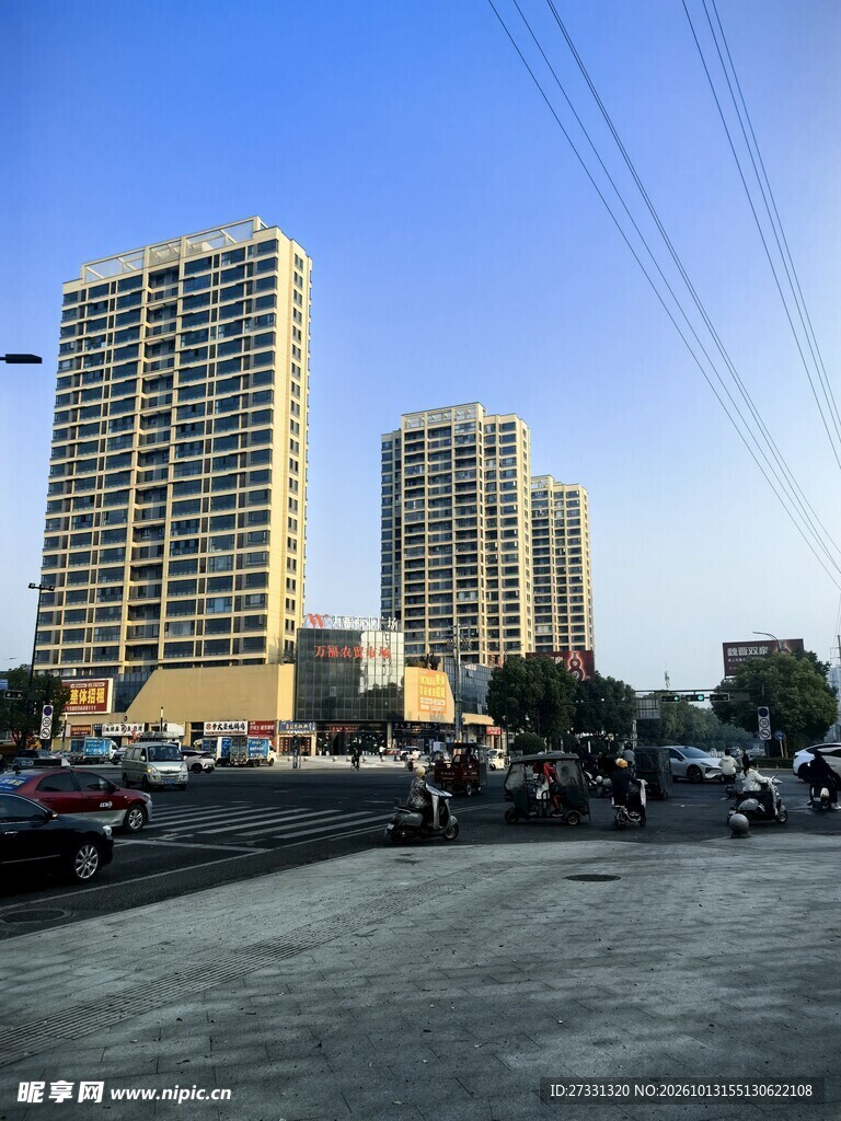 城市临街高层街景