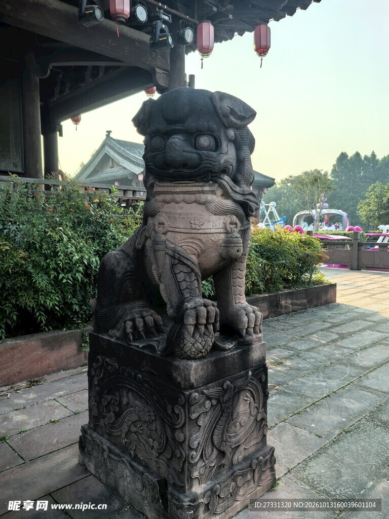 古建前的石狮子