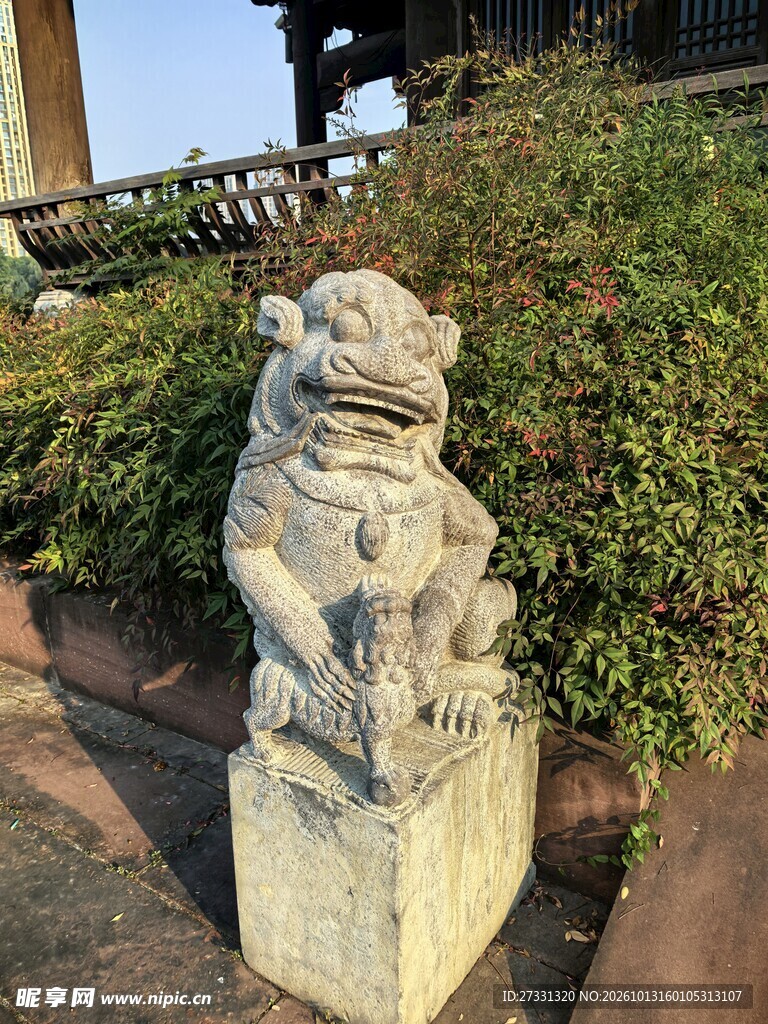 户外古旧石狮子雕像